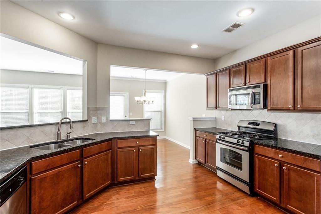 2105 Greencrest Cir - Photo 5 of 20