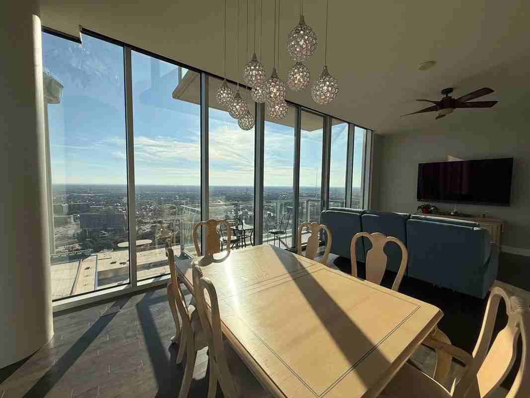 610 E Market St - Photo 3 of 11