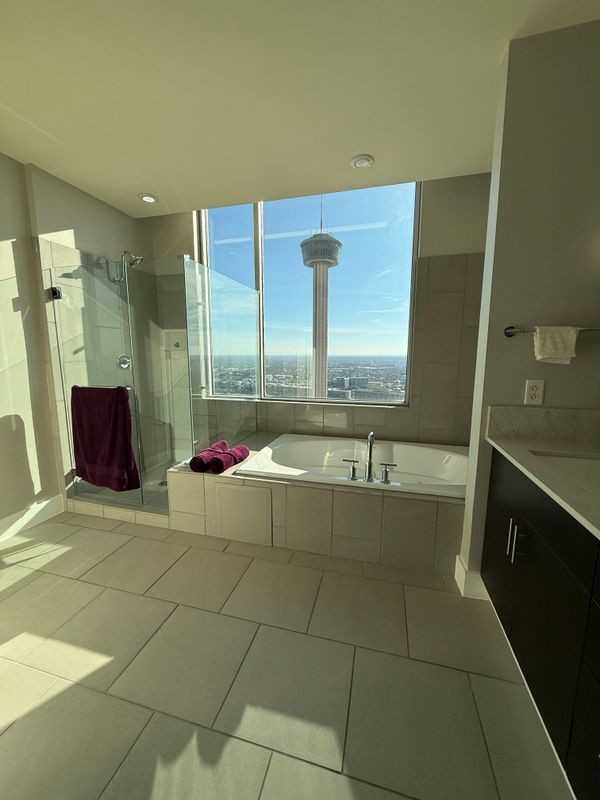 610 E Market St - Photo 4 of 11