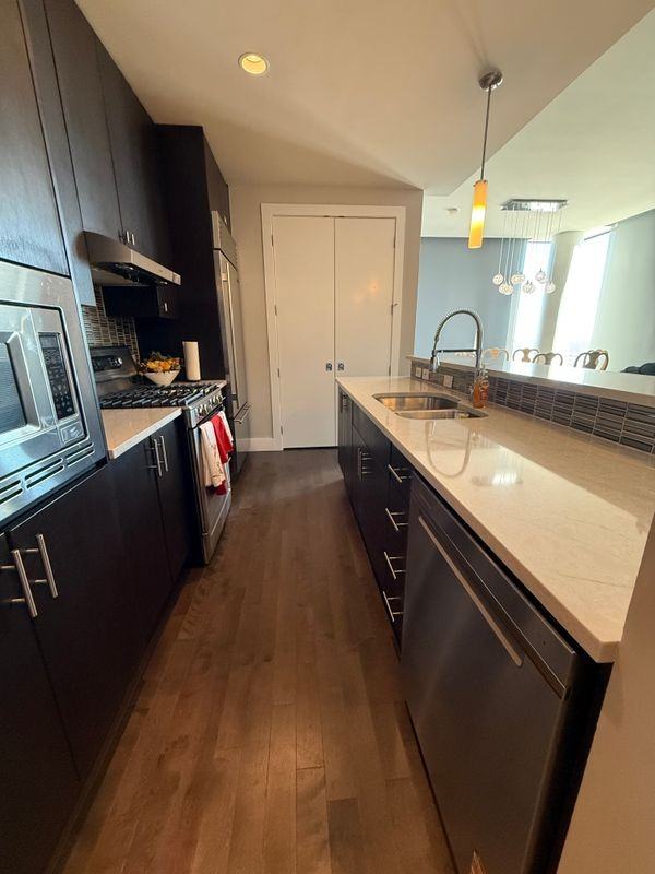 610 E Market St - Photo 5 of 11