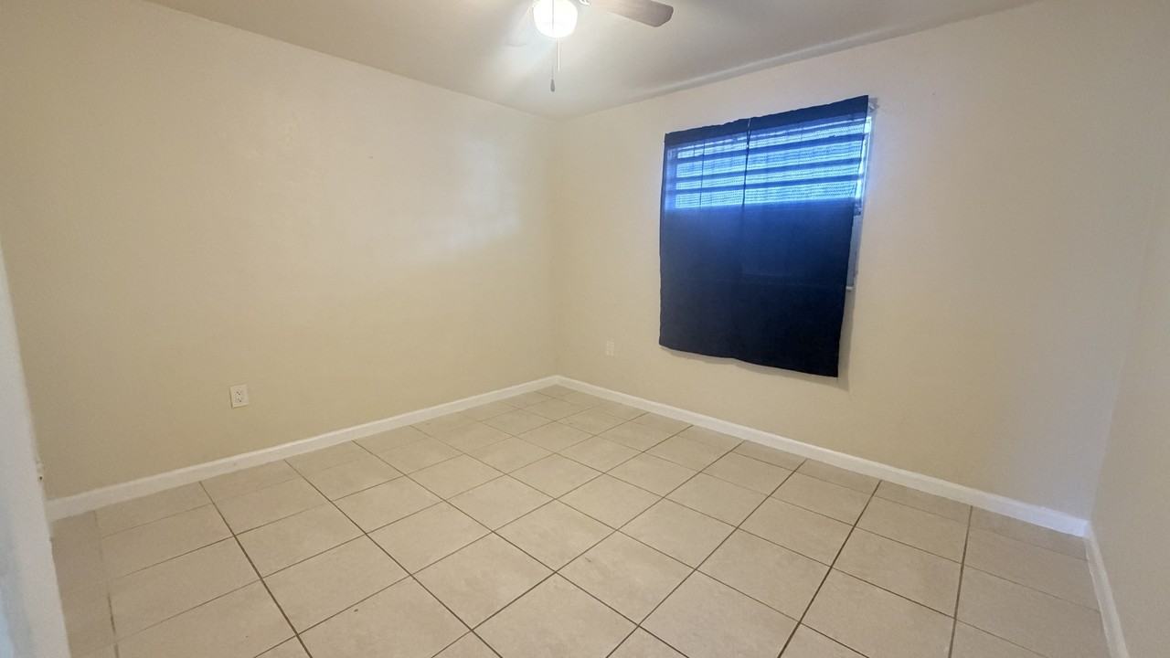 2115 Washington St Ne #B - Photo 4 of 9