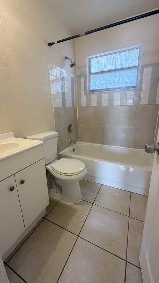 2115 Washington St Ne #B - Photo 7 of 9
