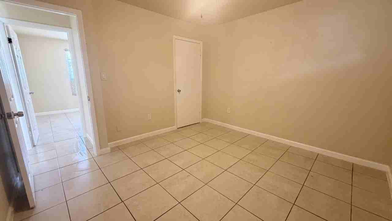 2115 Washington St Ne #B - Photo 6 of 9
