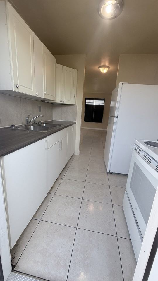 2115 Washington St Ne #B - Photo 5 of 9