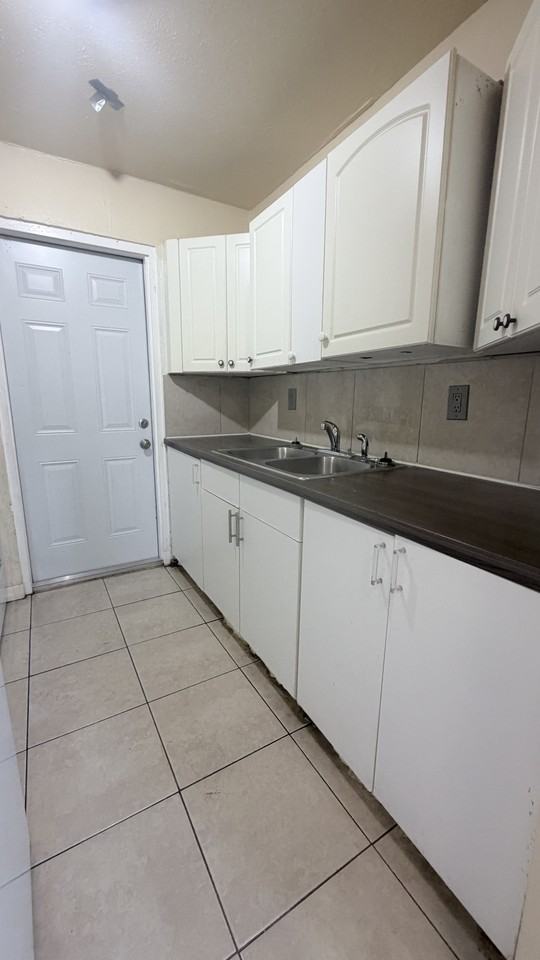 2115 Washington St Ne #B - Photo 6 of 9