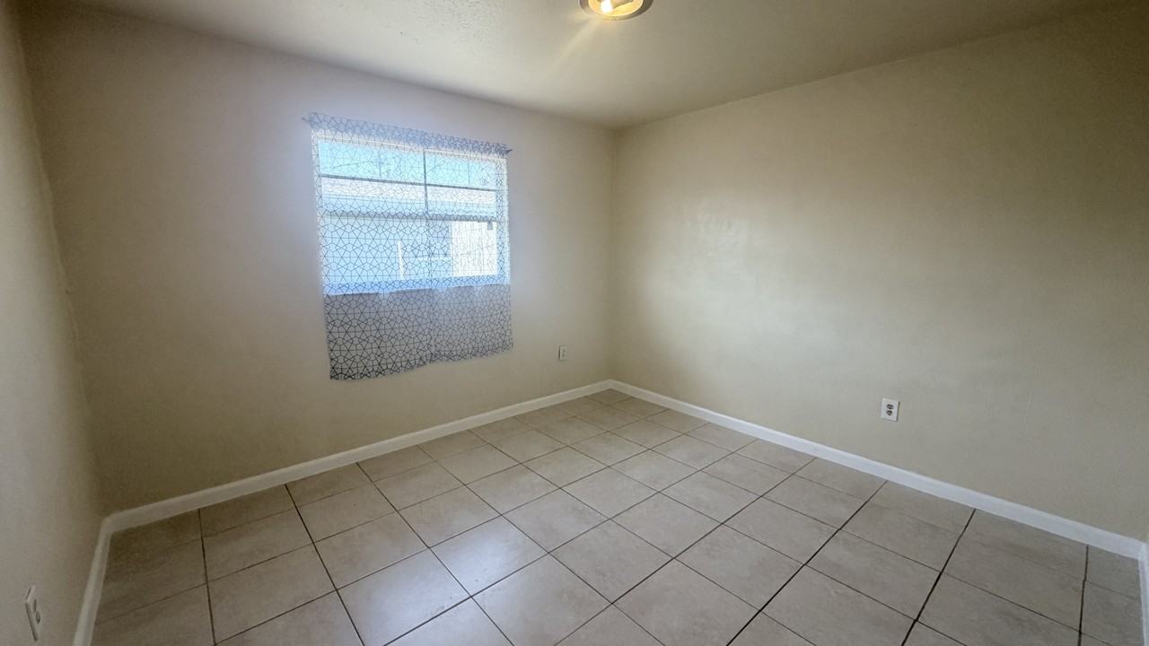 2115 Washington St Ne #B - Photo 3 of 9
