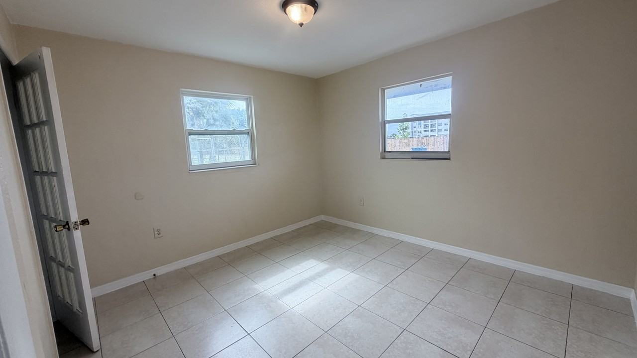 2107 Washington St Ne #C - Photo 6 of 10