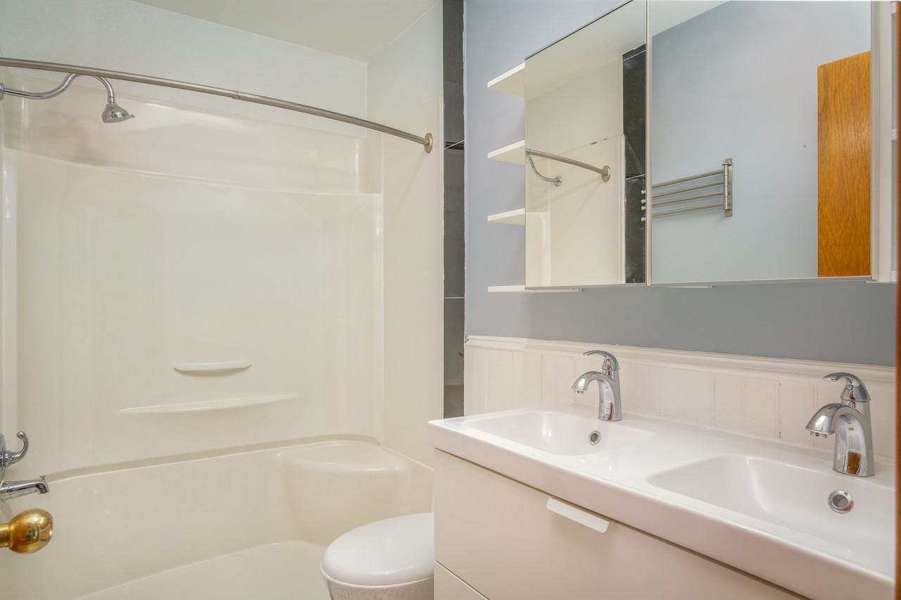 588 Wonderland Road North - Photo 6 of 14