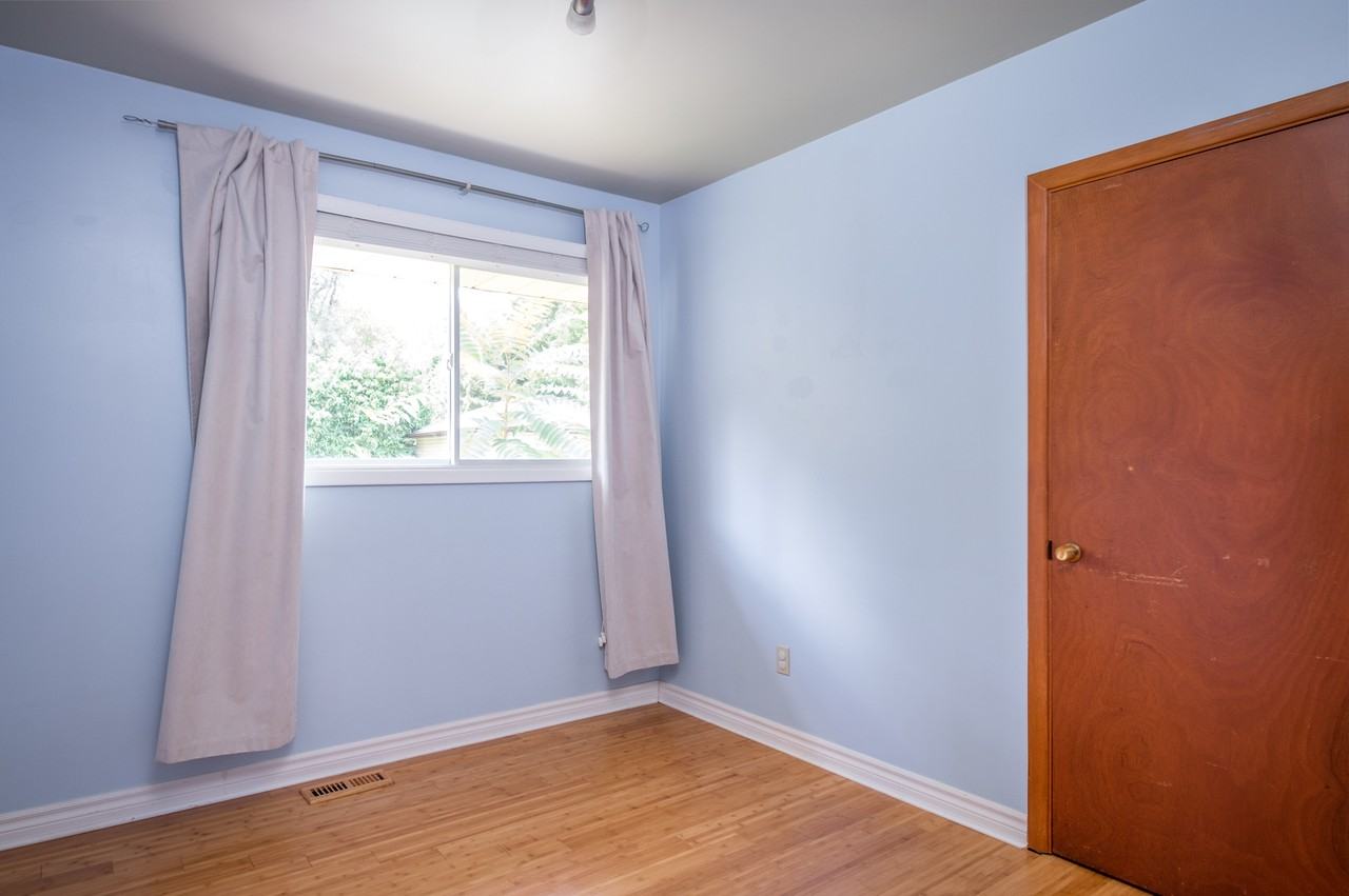 588 Wonderland Road North - Photo 5 of 14