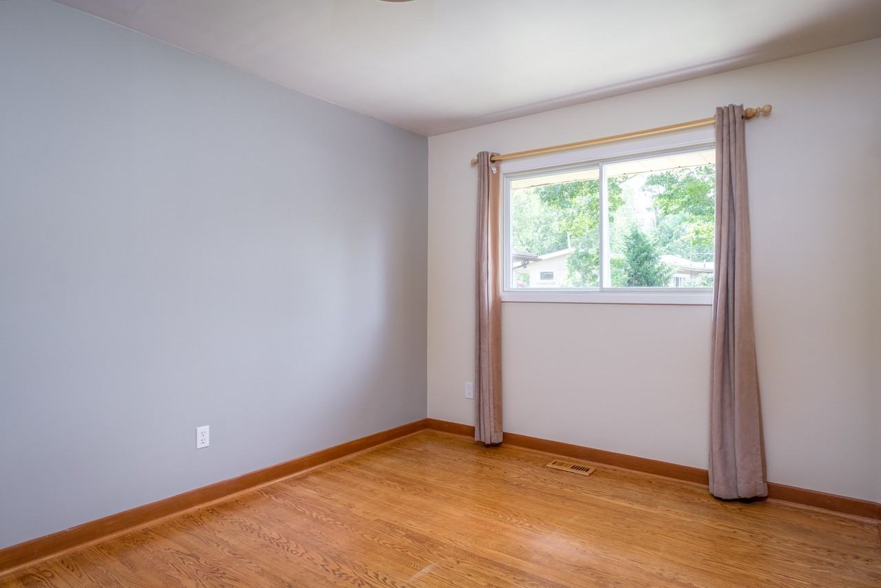 588 Wonderland Road North - Photo 7 of 14