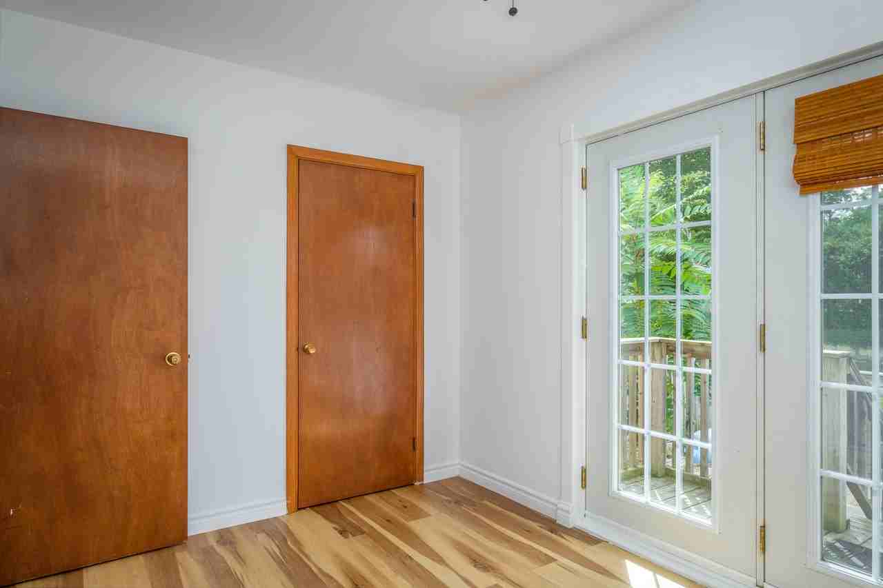 588 Wonderland Road North - Photo 4 of 14