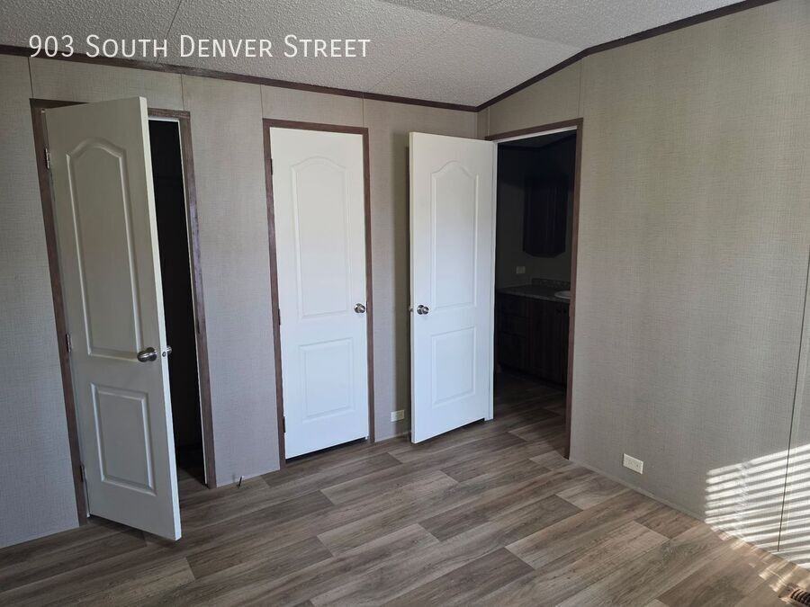 903 S Denver St - Photo 3 of 6