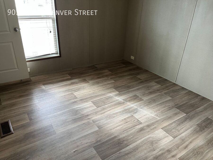 903 S Denver St - Photo 5 of 6