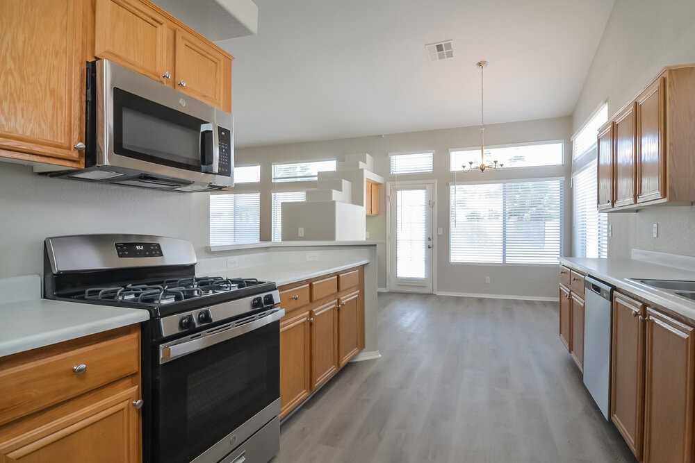 698 Senator Ct - Photo 7 of 16