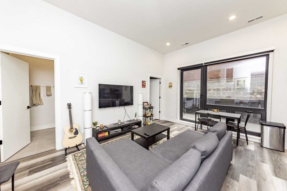 2317 N Clark St #210