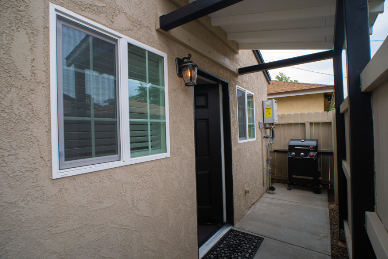 1602 La Golondrina Ave - Photo 3 of 12