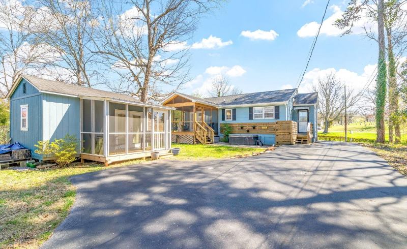 4503 Woodlawn Pike - Photo 2 of 15