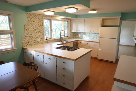 125 Pleasant Ave - Photo 5 of 8