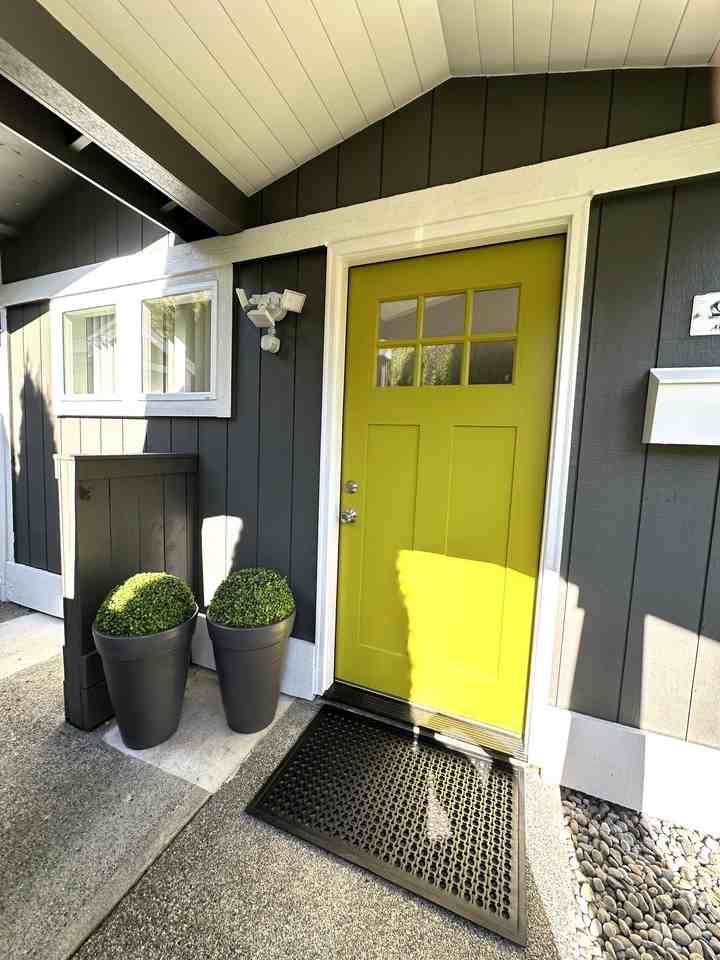 844 Phoenix St Ne - Photo 2 of 20