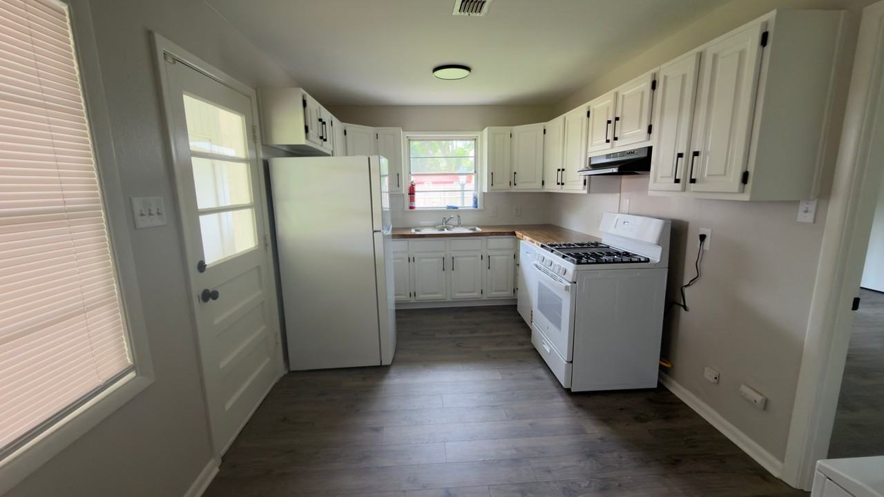 854 Surrey Rd - Photo 3 of 11