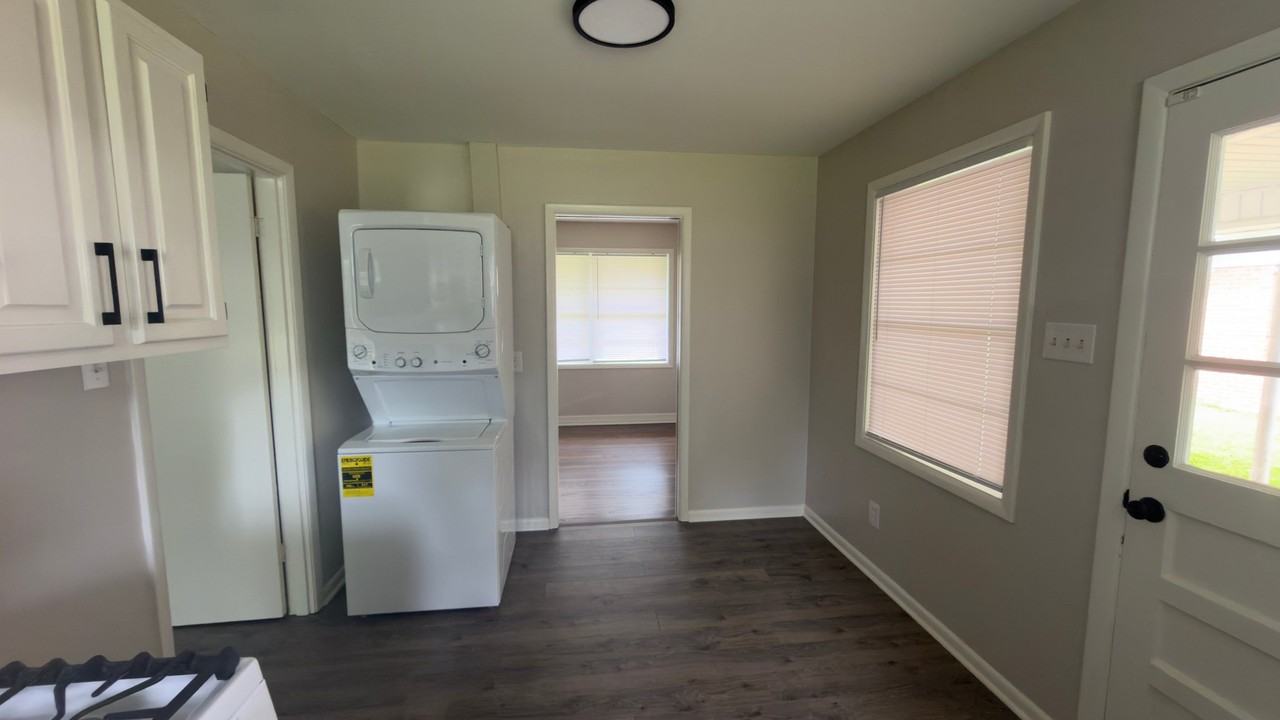 854 Surrey Rd - Photo 4 of 11
