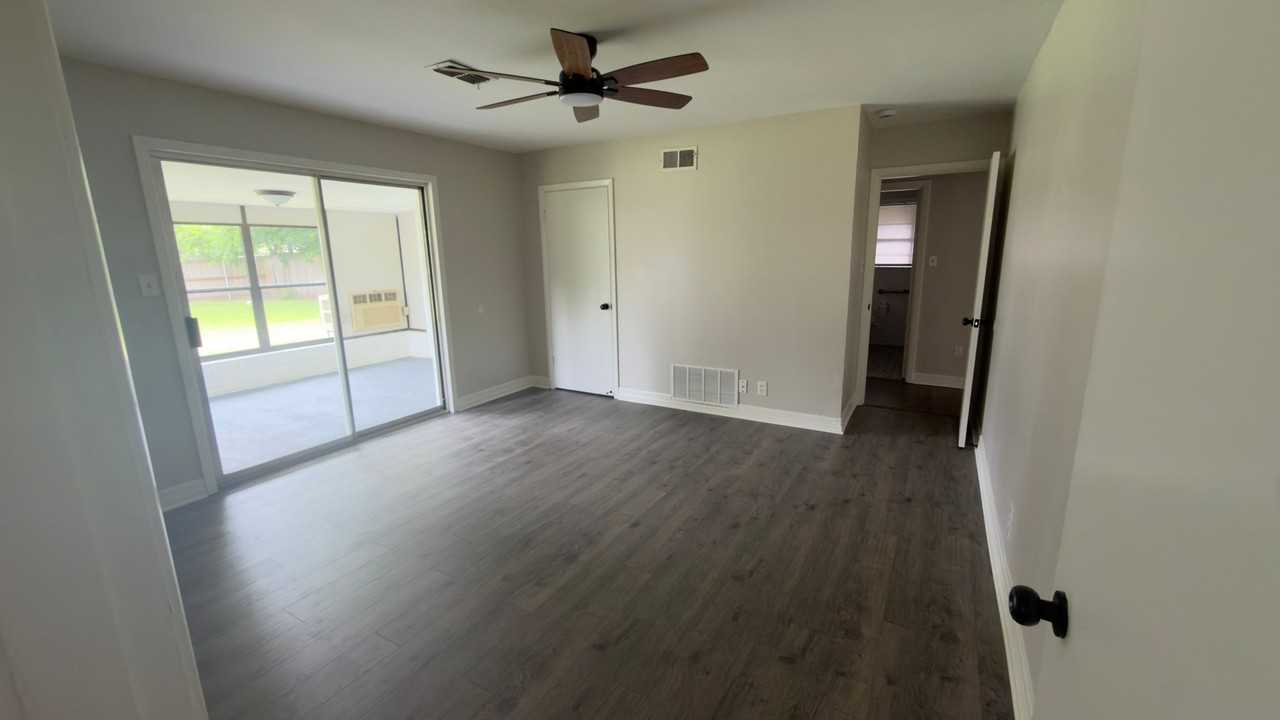 854 Surrey Rd - Photo 5 of 11