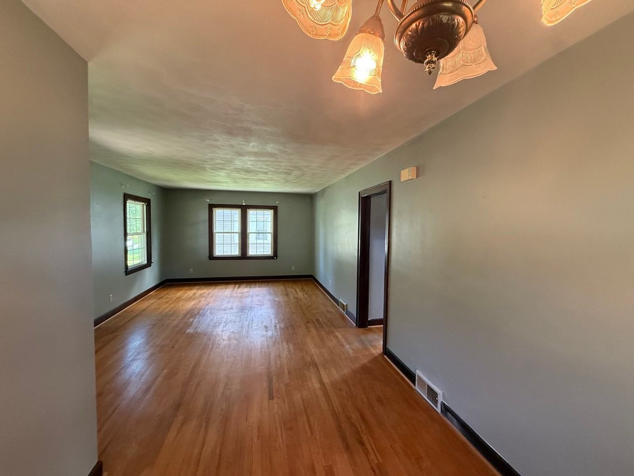 925 24th St - Photo 5 of 13
