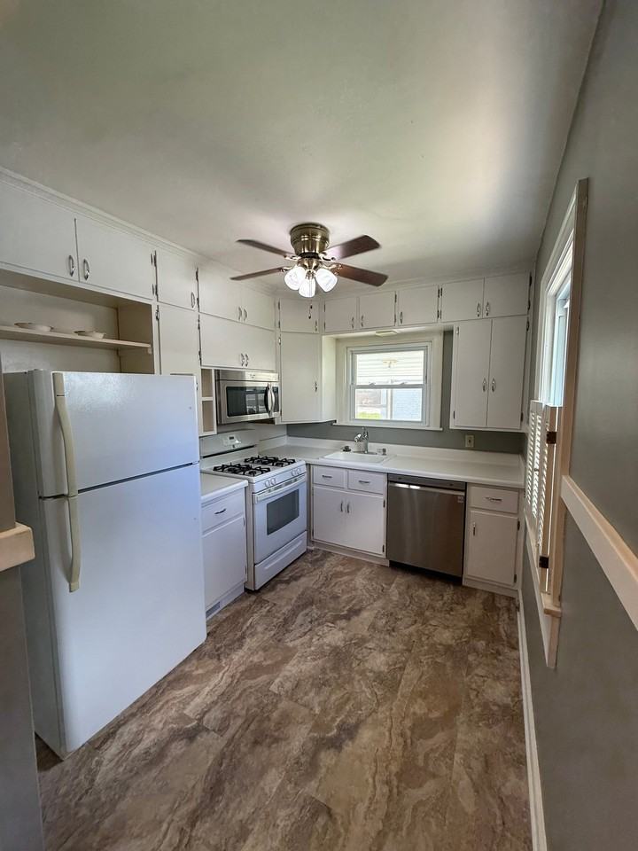 925 24th St - Photo 6 of 13
