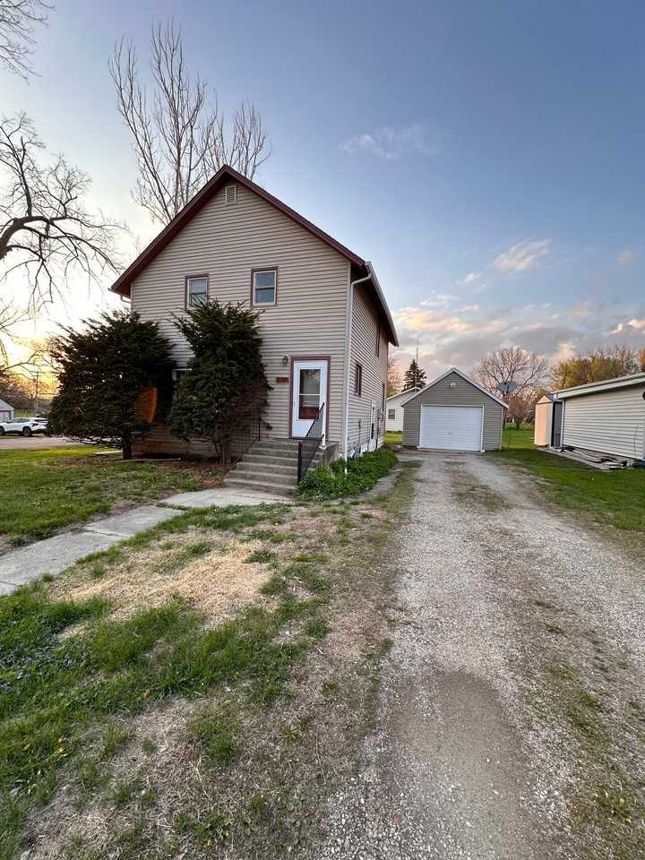301 Avenue B E - Photo 2 of 15