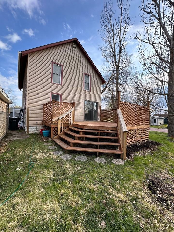 301 Avenue B E - Photo 3 of 15