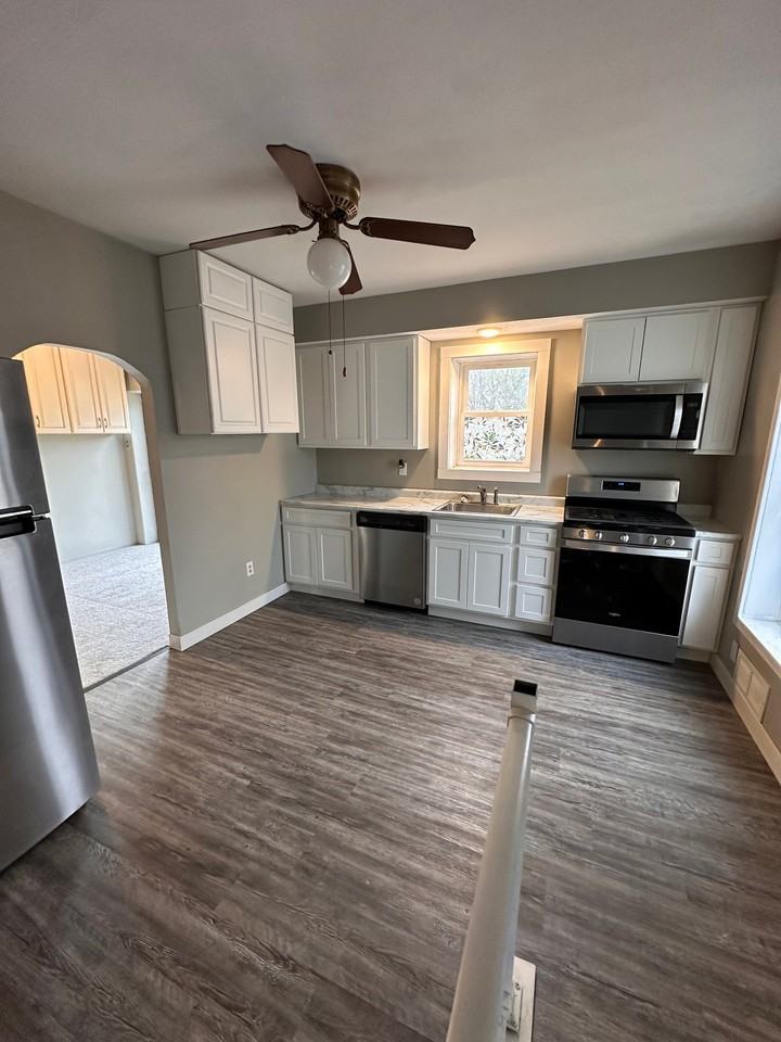301 Avenue B E - Photo 6 of 15