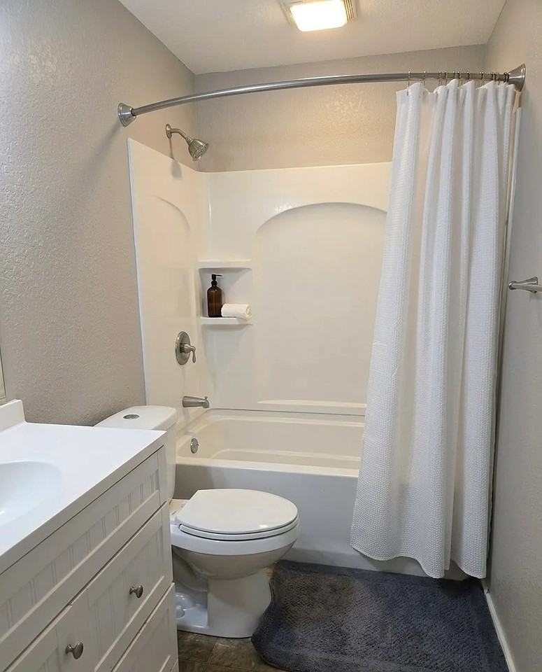 502 S Cloverdale St #202 - Photo 3 of 6