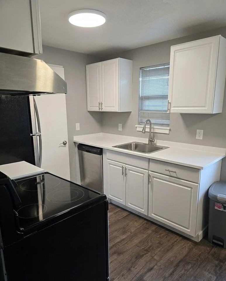 502 S Cloverdale St #202 - Photo 5 of 6