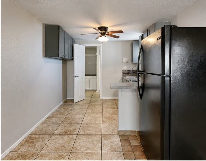 1402 W Mercer Ln #3 - Photo 2 of 4