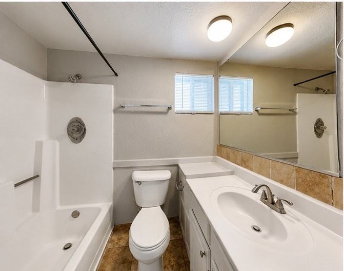 1402 W Mercer Ln #3 - Photo 3 of 4