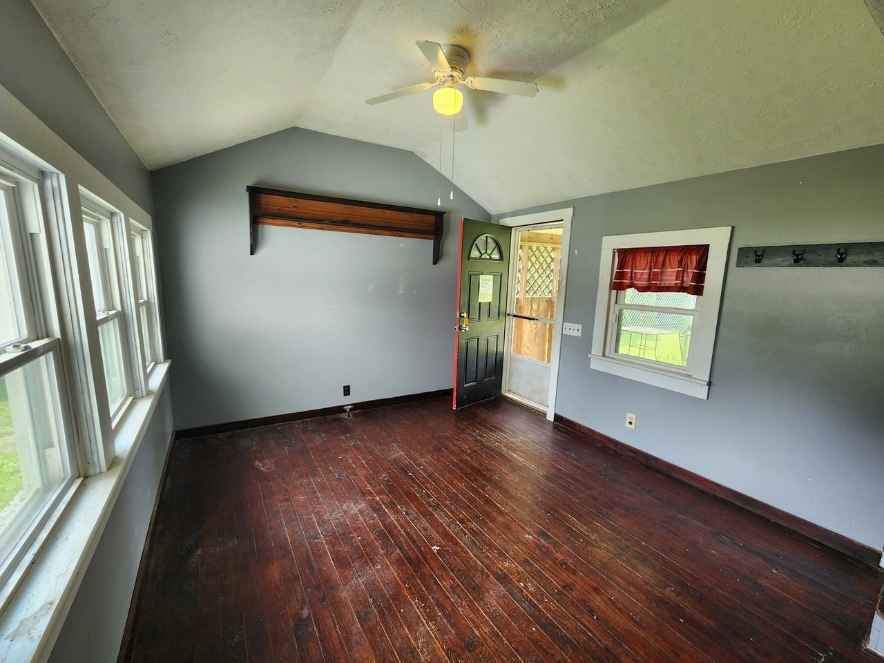 615 Boston St - Photo 4 of 20