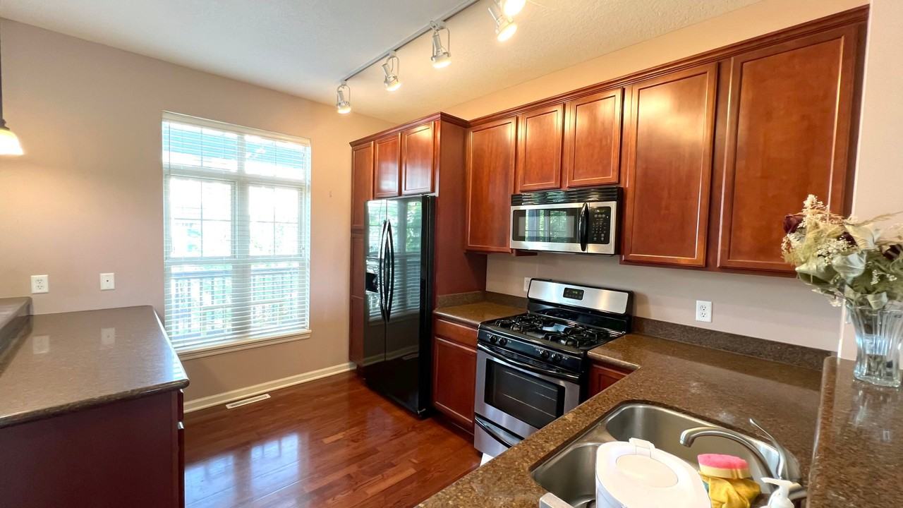 8136 Main St N - Photo 3 of 12