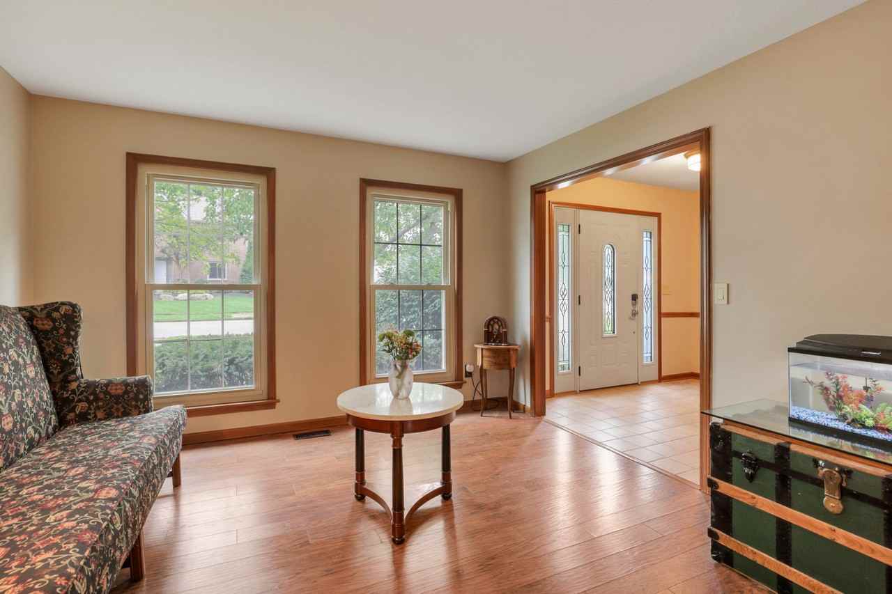 155 Mackenzie Dr - Photo 4 of 20