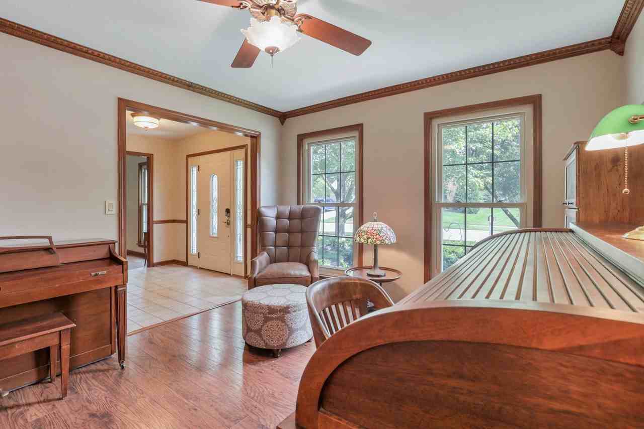 155 Mackenzie Dr - Photo 5 of 20