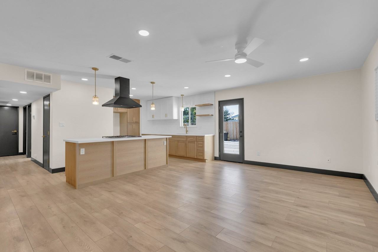 3925 Verdugo Ln - Photo 3 of 10