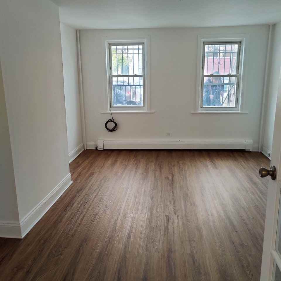 250 22nd St #1 - Photo 2 of 12