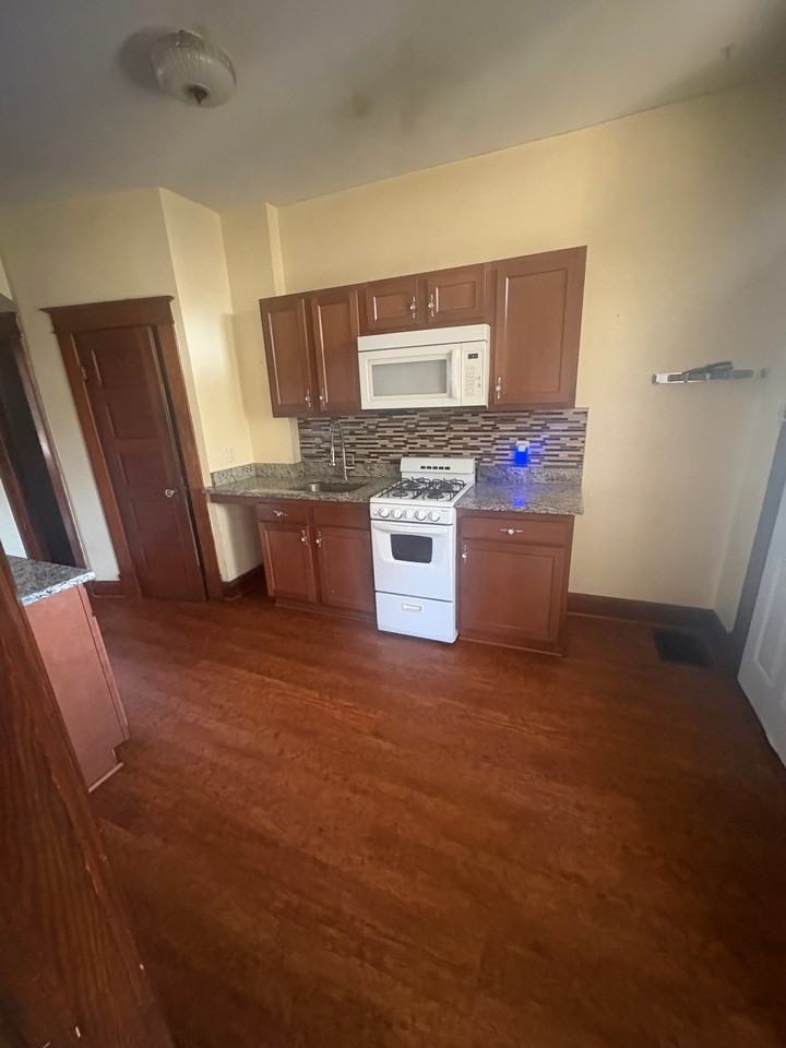 2906 Presbury St - Photo 6 of 20