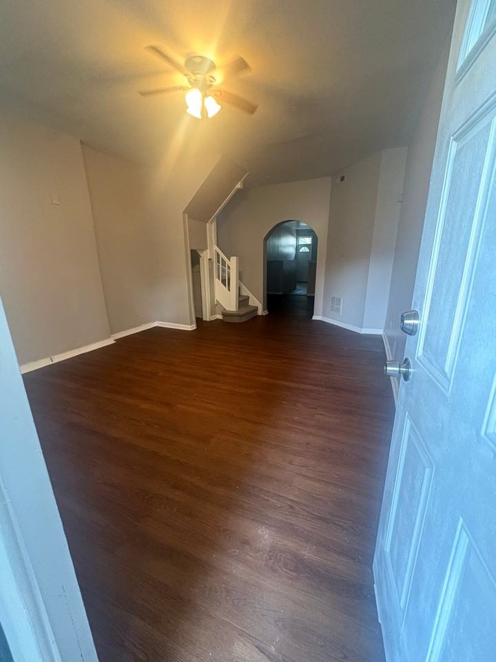 2753 W Mosher St - Photo 2 of 14