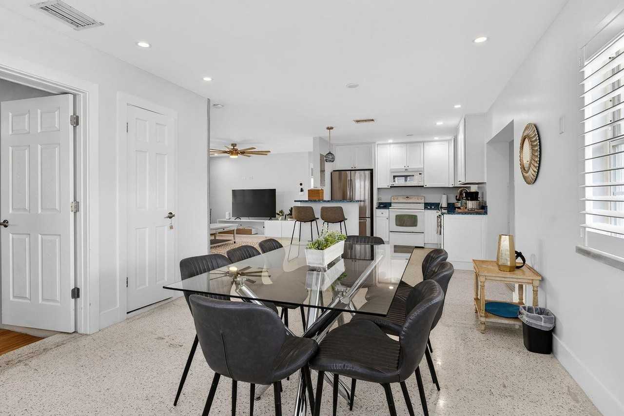 1123 Se 2nd Ave - Photo 3 of 8