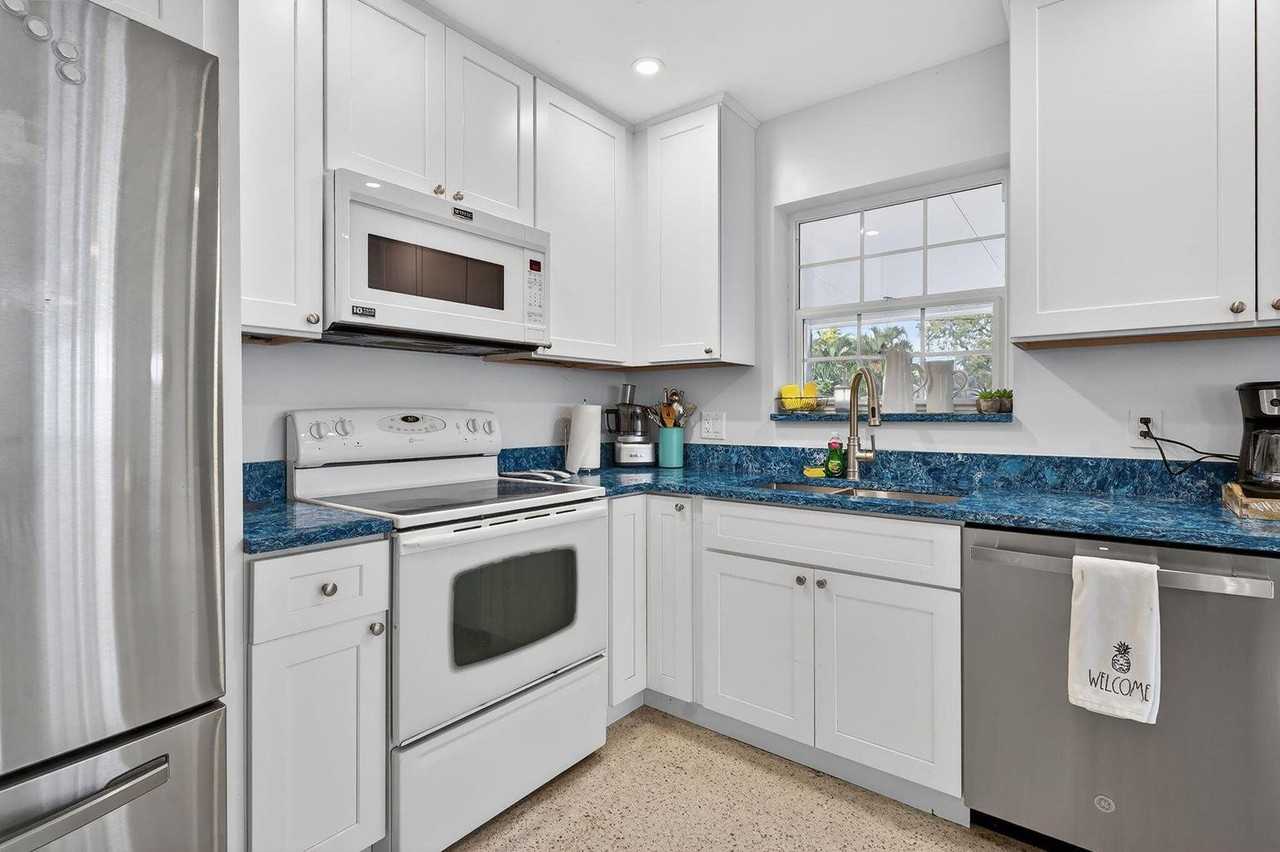 1123 Se 2nd Ave - Photo 4 of 8