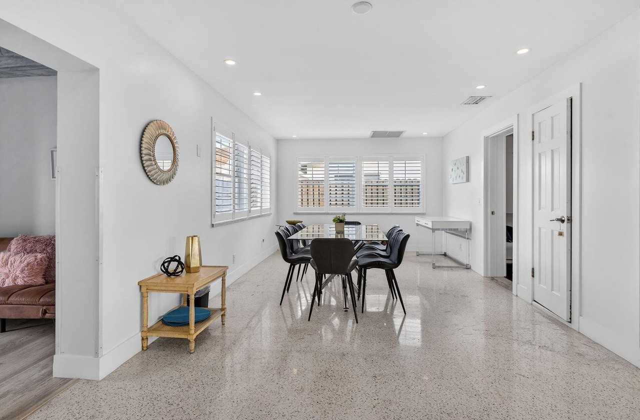 1123 Se 2nd Ave - Photo 7 of 8