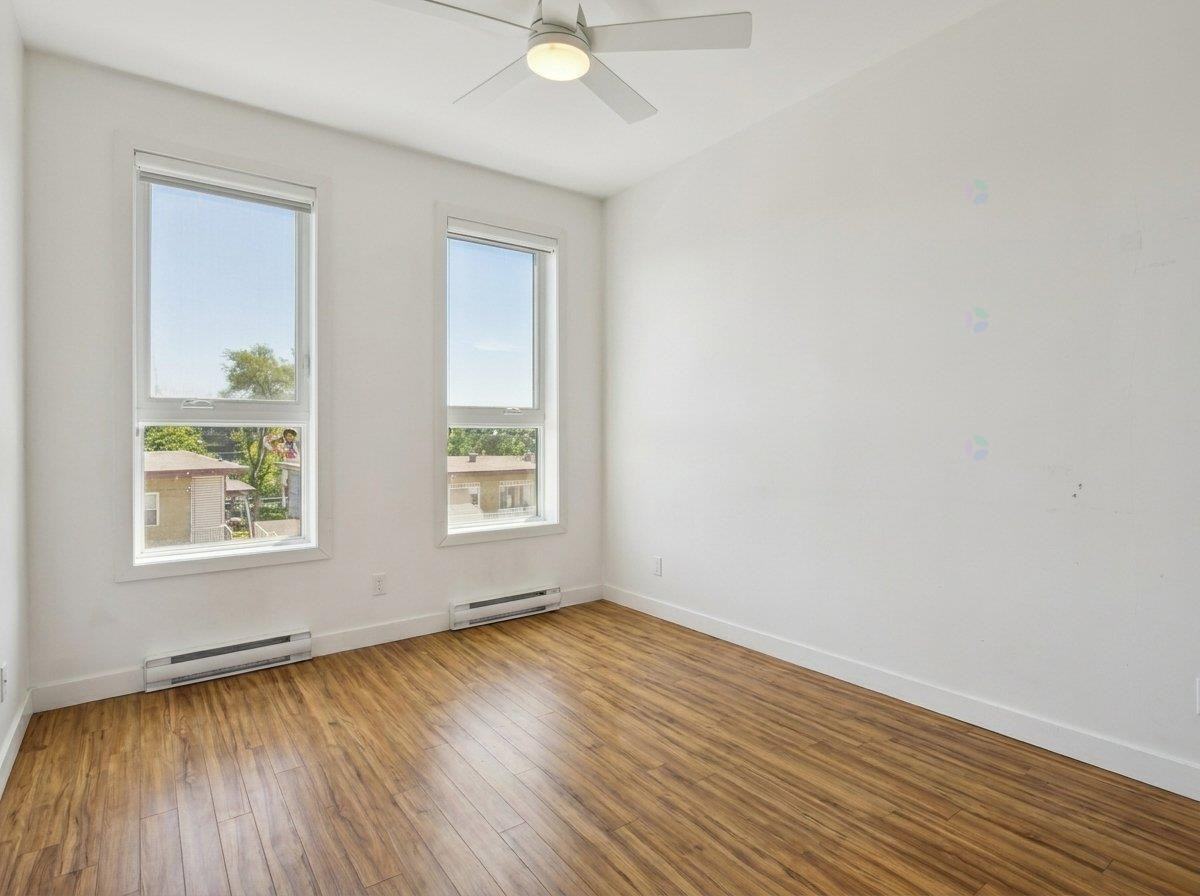 6970 Avenue Victoria #408 - Photo 3 of 16
