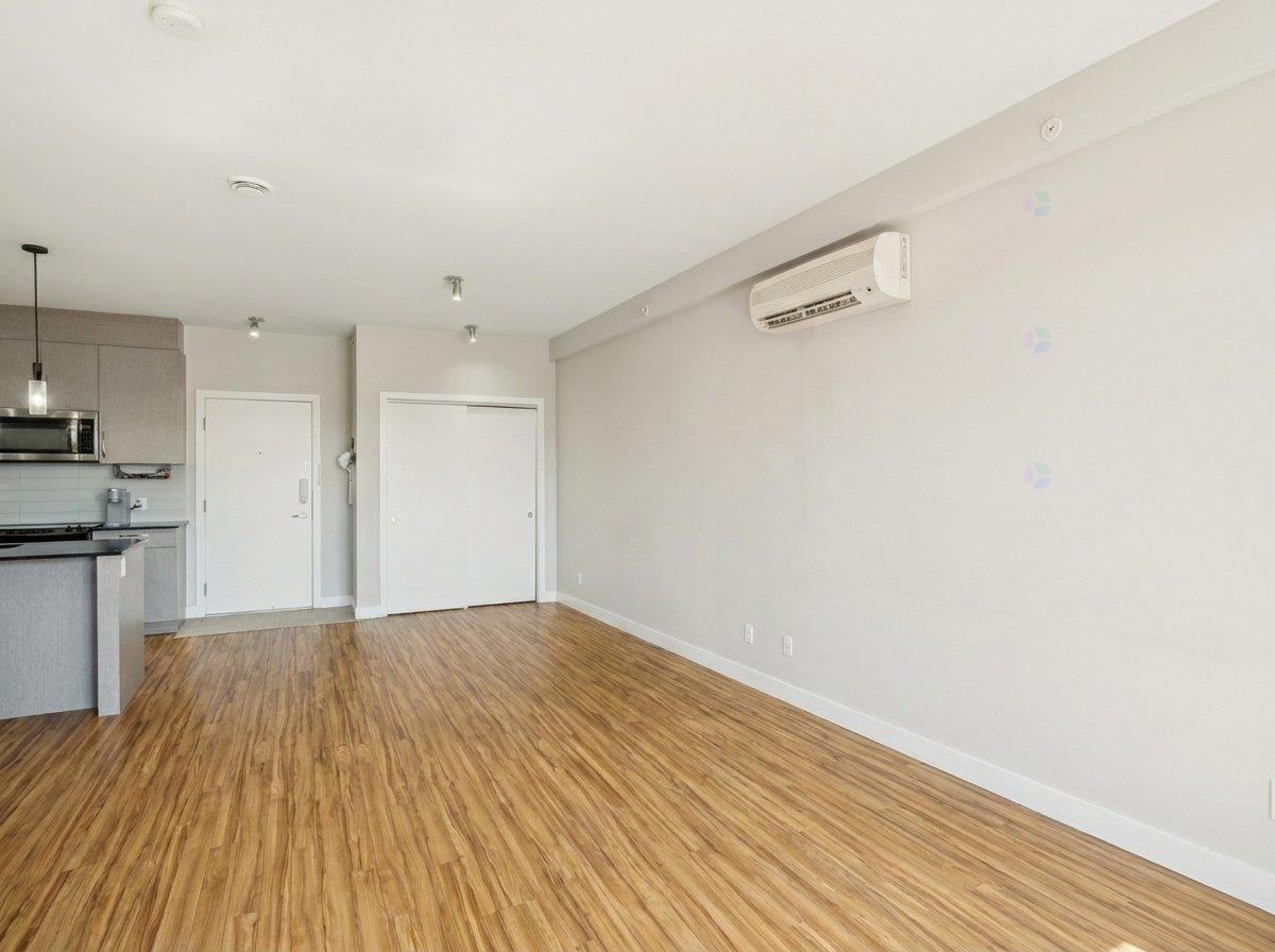 6970 Avenue Victoria #408 - Photo 4 of 16