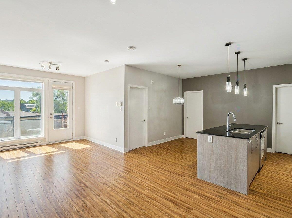 6970 Avenue Victoria #408 - Photo 2 of 16