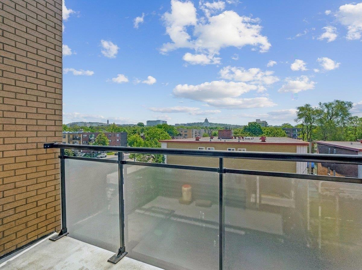6970 Avenue Victoria #408 - Photo 7 of 16